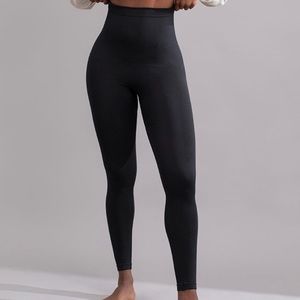 Shapermint NWT Women's Black NWT
High Waisted Shaping Leggings.
XLarge